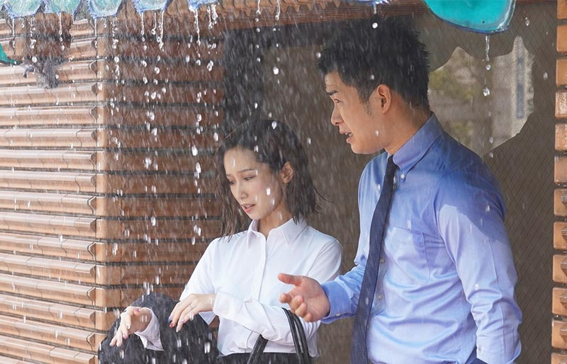 SSNI-929 Trú mưa cùng em đồng nghiệp dâm đãng